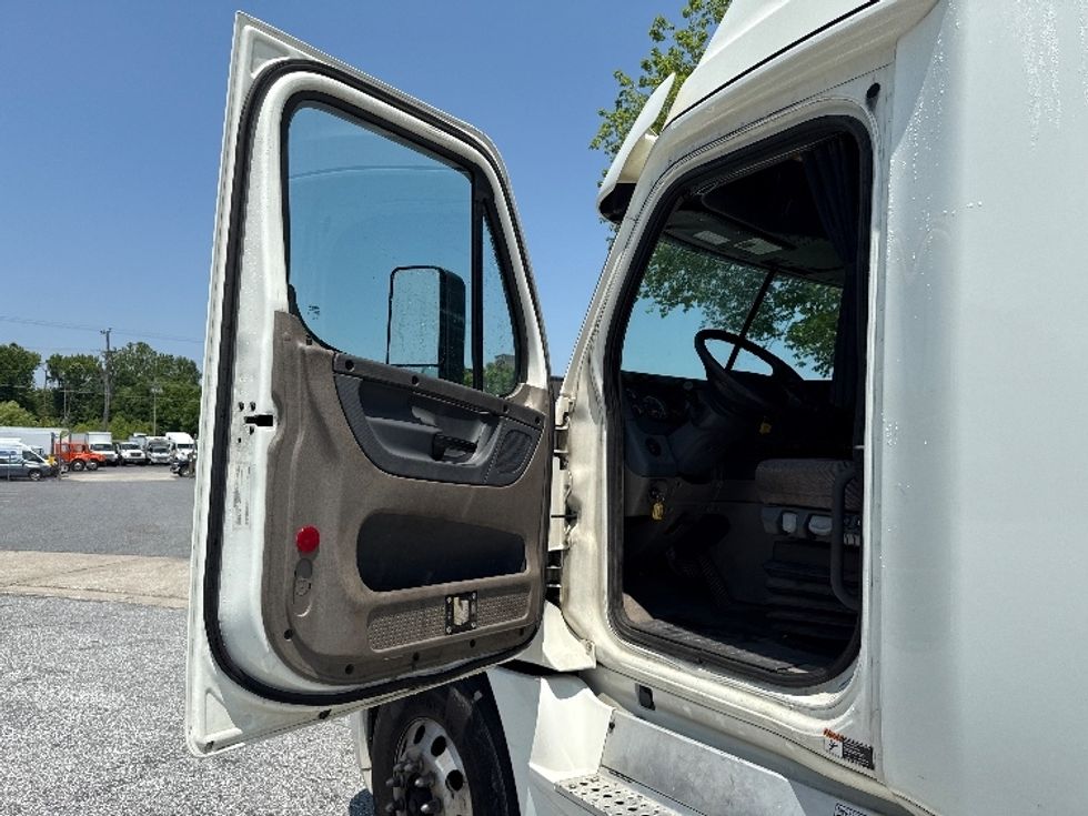 Sleeper Tractor-Heavy Duty Tractors-Freightliner-2019-Cascadia 12564ST-Essex-MD-457,553\n\t\tmiles-$ 54,750 - Image 9