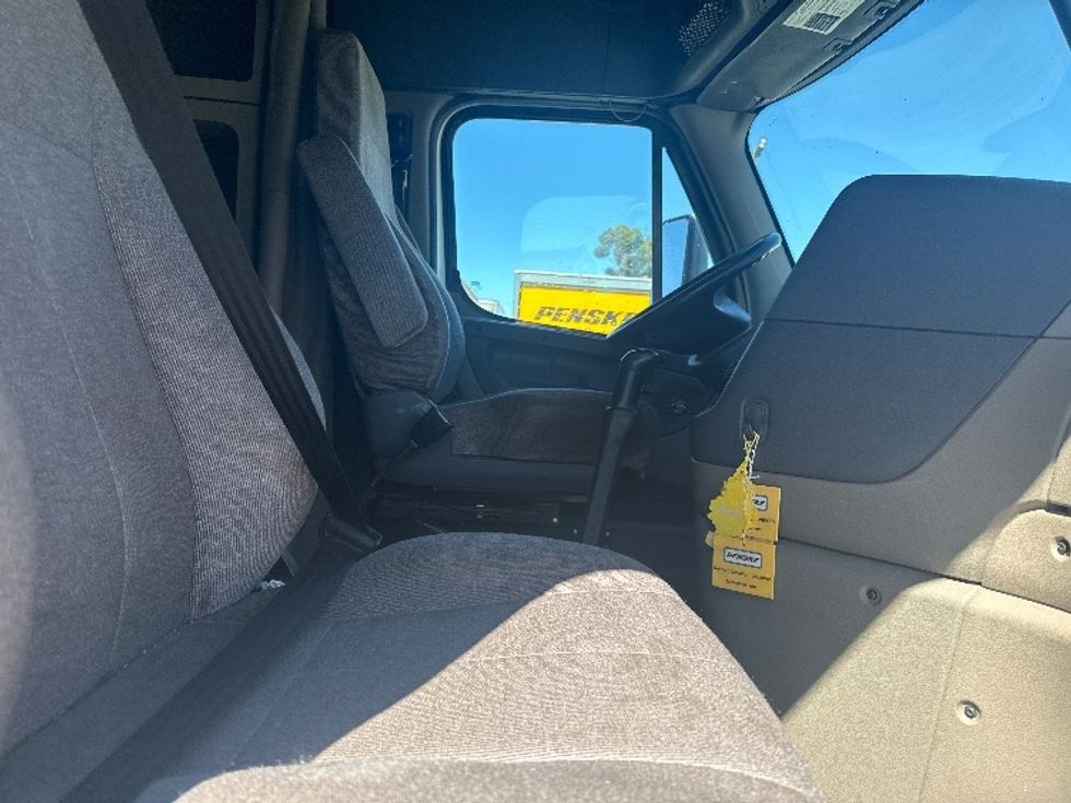 Sleeper Tractor-Heavy Duty Tractors-Freightliner-2019-Cascadia 12564ST-Fontana-CA-284,432\n\t\tmiles-$ 69,500 - Image 15