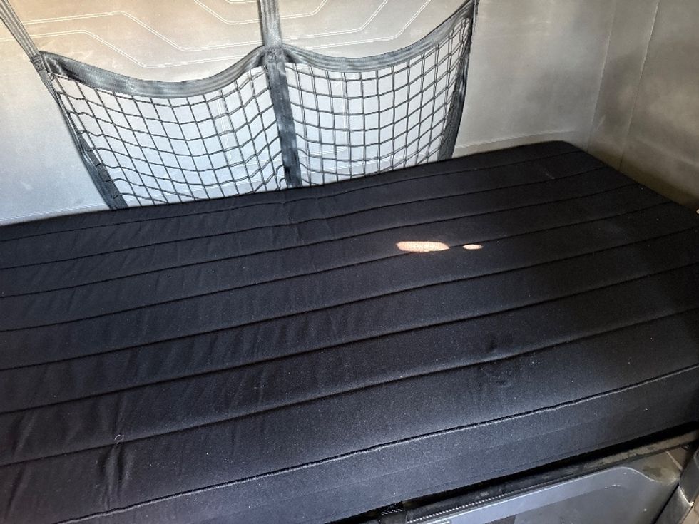 Sleeper Tractor-Heavy Duty Tractors-Freightliner-2019-Cascadia 12564ST-Fontana-CA-284,432\n\t\tmiles-$ 69,500 - Image 17