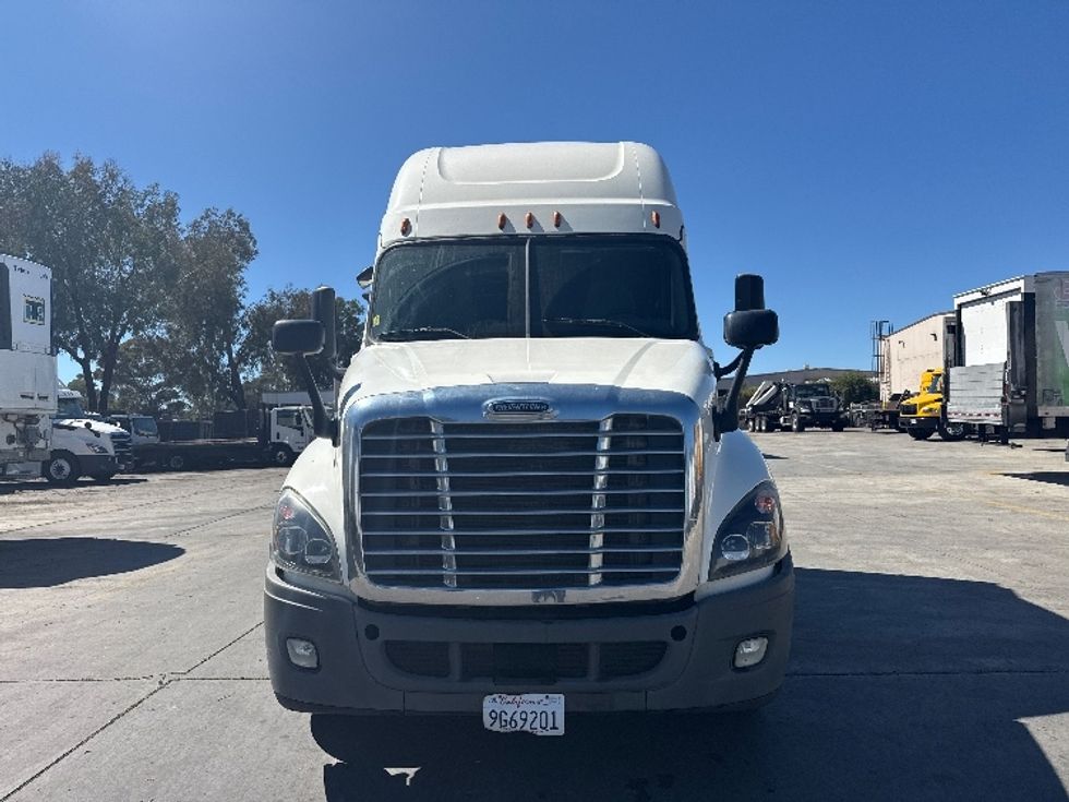 Sleeper Tractor-Heavy Duty Tractors-Freightliner-2019-Cascadia 12564ST-Fontana-CA-284,432\n\t\tmiles-$ 69,500 - Image 2