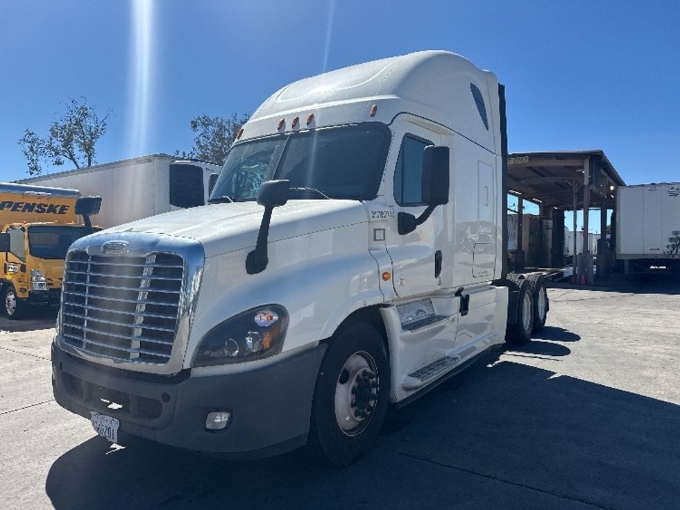 Sleeper Tractor-Heavy Duty Tractors-Freightliner-2019-Cascadia 12564ST-Fontana-CA-284,432\n\t\tmiles-$ 69,500 - Image 3