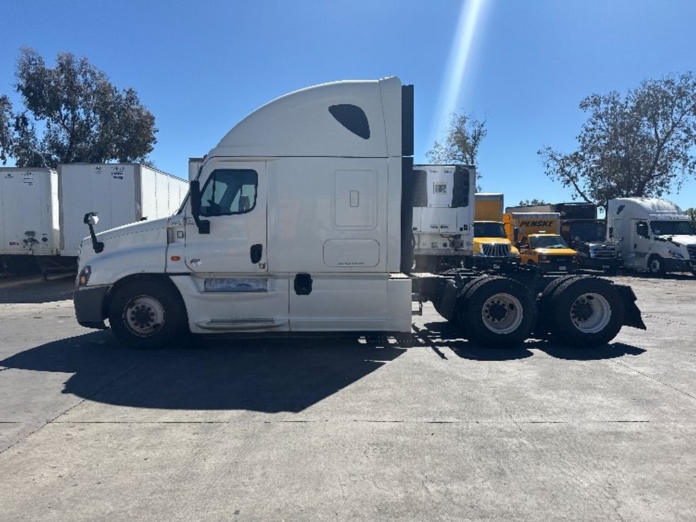 Sleeper Tractor-Heavy Duty Tractors-Freightliner-2019-Cascadia 12564ST-Fontana-CA-284,432\n\t\tmiles-$ 69,500 - Image 4