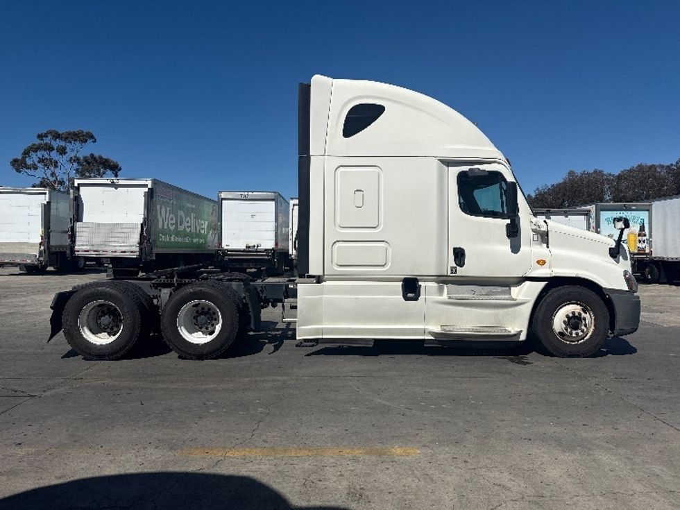 Sleeper Tractor-Heavy Duty Tractors-Freightliner-2019-Cascadia 12564ST-Fontana-CA-284,432\n\t\tmiles-$ 69,500 - Image 8