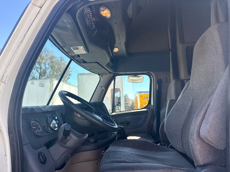 Sleeper Tractor-Heavy Duty Tractors-Freightliner-2019-Cascadia 12564ST-Fontana-CA-284,432\n\t\tmiles-$ 69,500 - Image 9