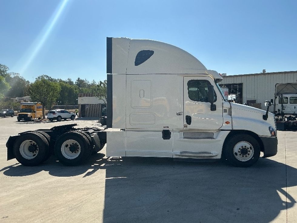 Sleeper Tractor-Heavy Duty Tractors-Freightliner-2019-Cascadia 12564ST-Fontana-CA-459,523\n\t\tmiles-$ 55,750 - Image 8