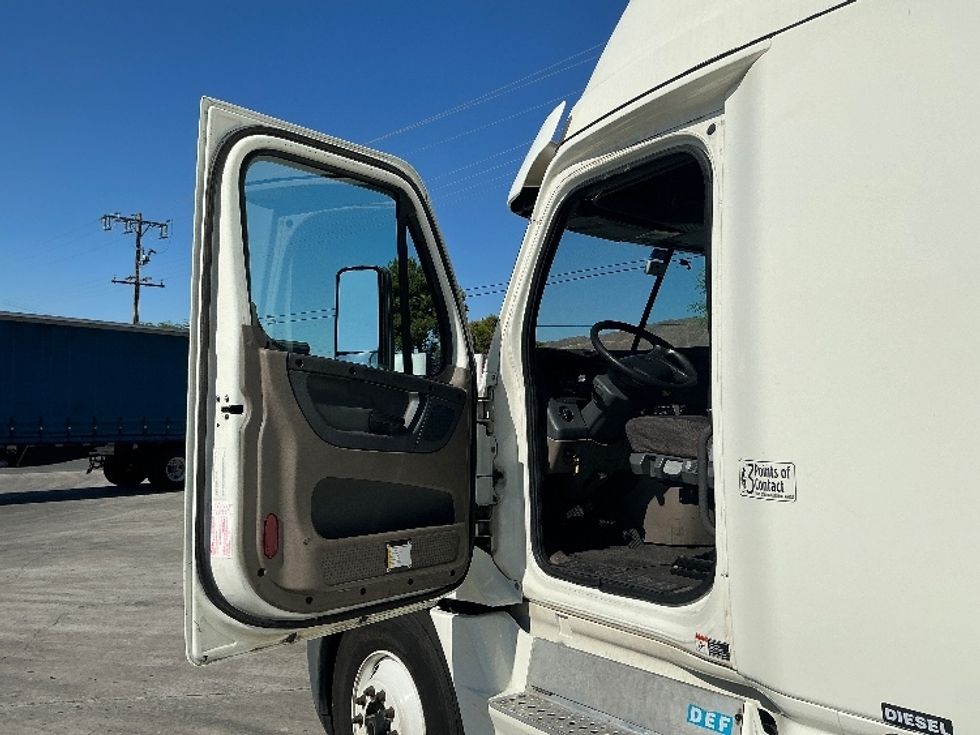 Sleeper Tractor-Heavy Duty Tractors-Freightliner-2019-Cascadia 12564ST-Fontana-CA-459,523\n\t\tmiles-$ 55,750 - Image 9