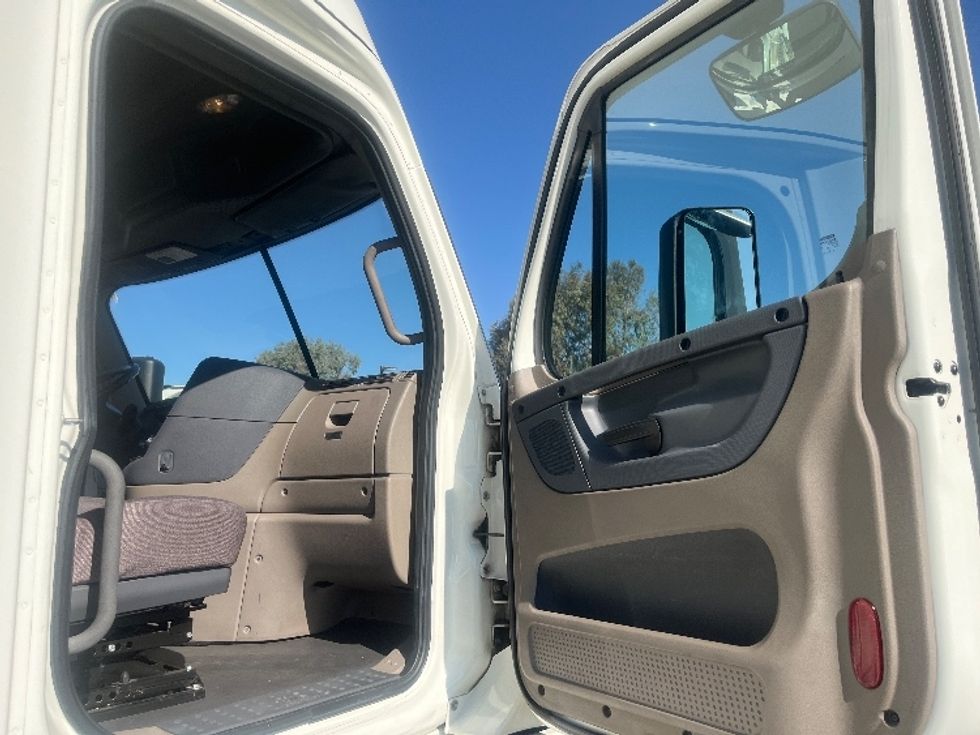 Sleeper Tractor-Heavy Duty Tractors-Freightliner-2019-Cascadia 12564ST-Fontana-CA-460,670\n\t\tmiles-$ 60,000 - Image 13