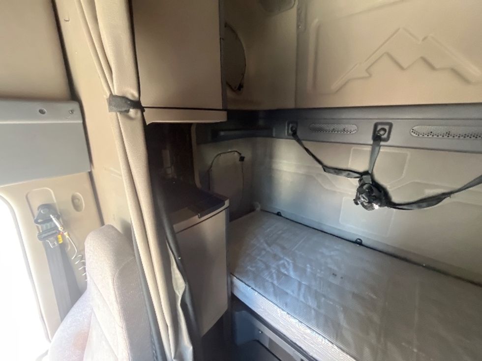Sleeper Tractor-Heavy Duty Tractors-Freightliner-2019-Cascadia 12564ST-Fontana-CA-460,670\n\t\tmiles-$ 60,000 - Image 19