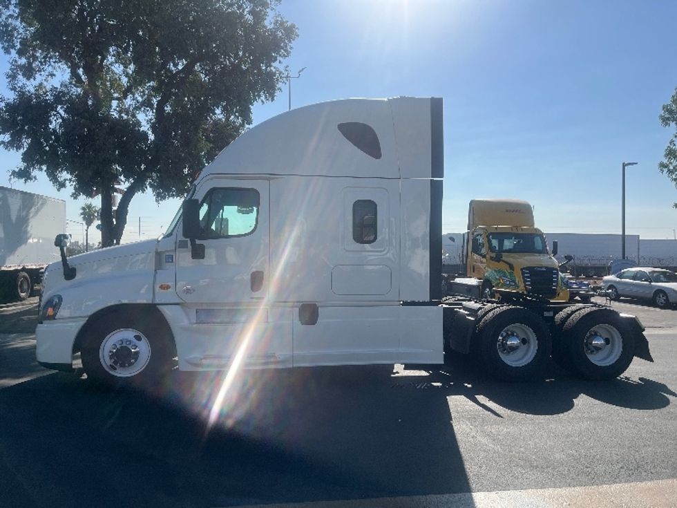 Sleeper Tractor-Heavy Duty Tractors-Freightliner-2019-Cascadia 12564ST-Fontana-CA-460,670\n\t\tmiles-$ 60,000 - Image 4