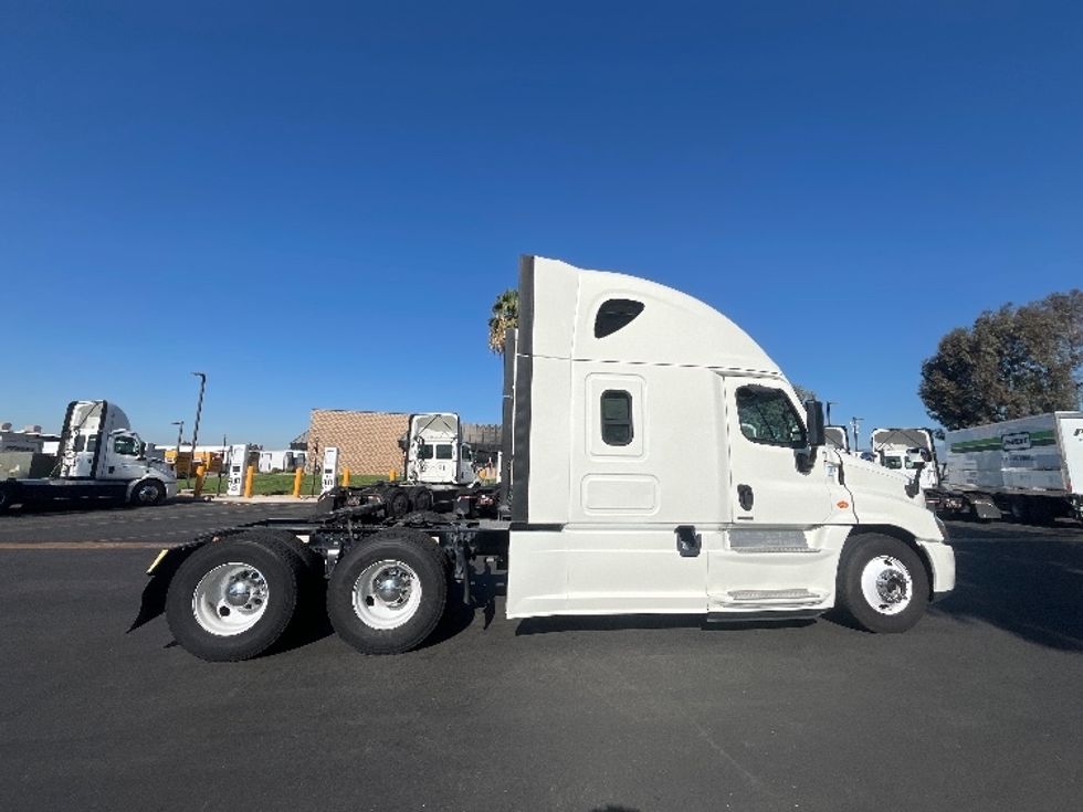 Sleeper Tractor-Heavy Duty Tractors-Freightliner-2019-Cascadia 12564ST-Fontana-CA-460,670\n\t\tmiles-$ 60,000 - Image 8