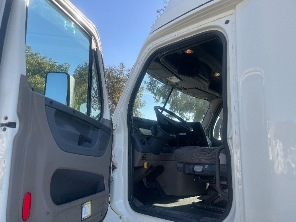 Sleeper Tractor-Heavy Duty Tractors-Freightliner-2019-Cascadia 12564ST-Fontana-CA-460,670\n\t\tmiles-$ 60,000 - Image 9