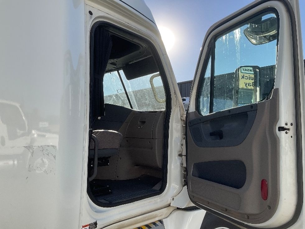 Sleeper Tractor-Heavy Duty Tractors-Freightliner-2019-Cascadia 12564ST-Fontana-CA-665,554\n\t\tmiles-$ 42,000 - Image 13