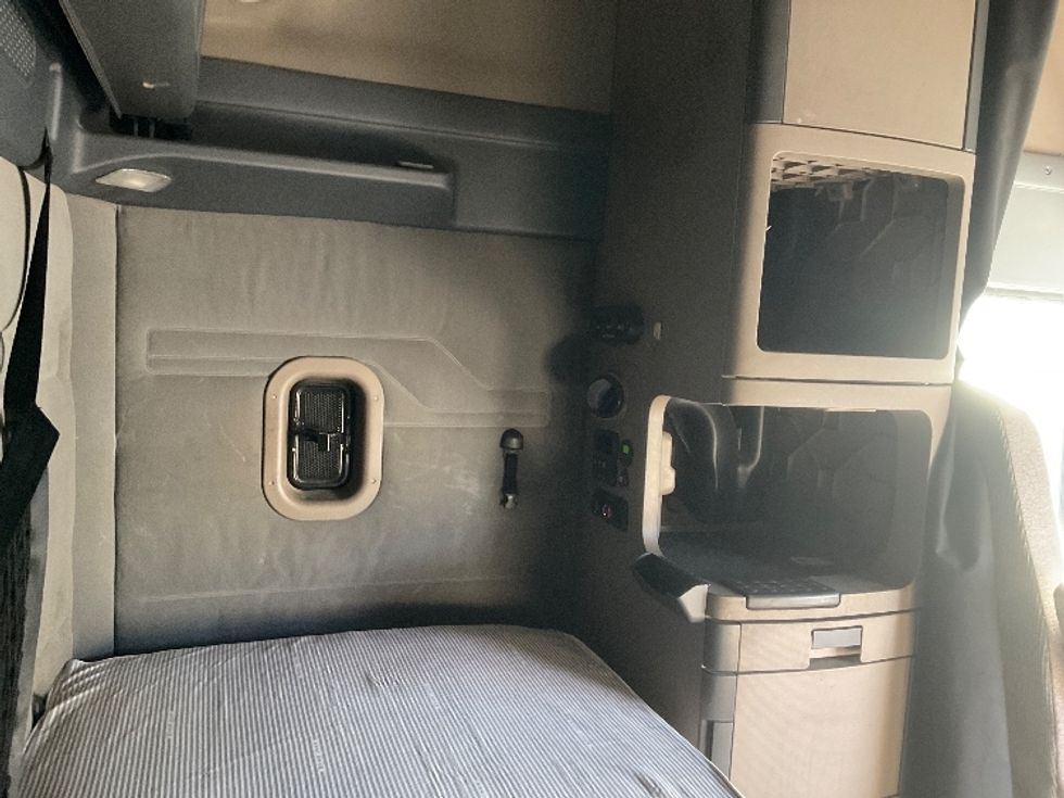 Sleeper Tractor-Heavy Duty Tractors-Freightliner-2019-Cascadia 12564ST-Fontana-CA-665,554\n\t\tmiles-$ 42,000 - Image 18