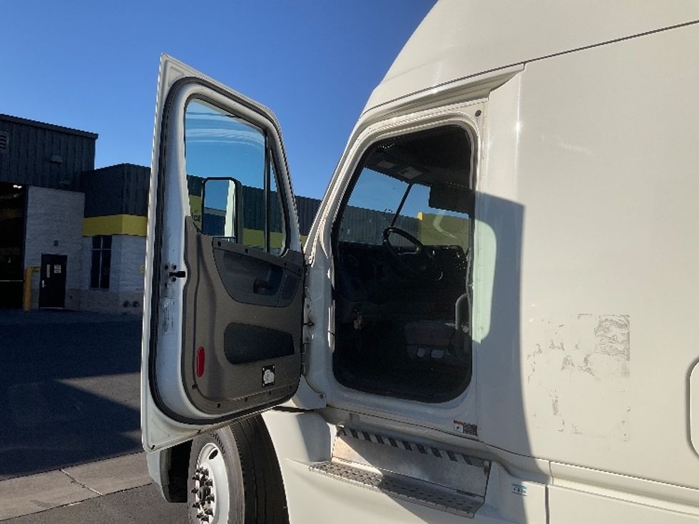Sleeper Tractor-Heavy Duty Tractors-Freightliner-2019-Cascadia 12564ST-Fontana-CA-665,554\n\t\tmiles-$ 42,000 - Image 9