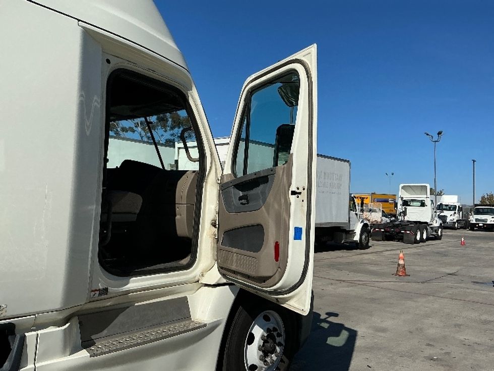 Sleeper Tractor-Heavy Duty Tractors-Freightliner-2019-Cascadia 12564ST-Fontana-CA-670,921\n\t\tmiles-$ 41,000 - Image 13