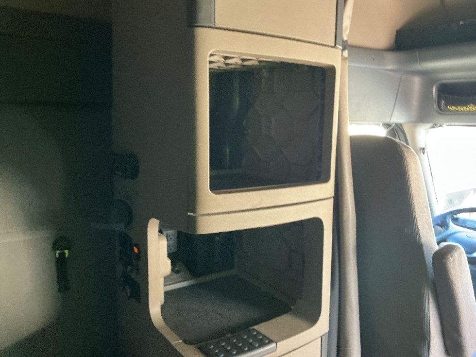 Sleeper Tractor-Heavy Duty Tractors-Freightliner-2019-Cascadia 12564ST-Fontana-CA-670,921\n\t\tmiles-$ 41,000 - Image 18