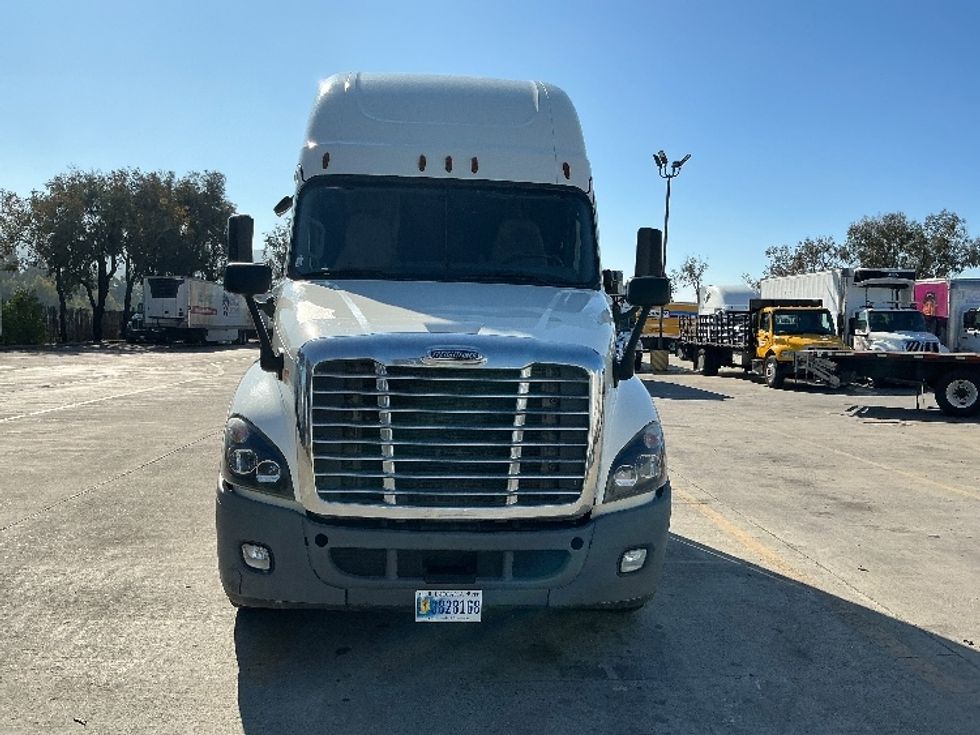 Sleeper Tractor-Heavy Duty Tractors-Freightliner-2019-Cascadia 12564ST-Fontana-CA-670,921\n\t\tmiles-$ 41,000 - Image 2