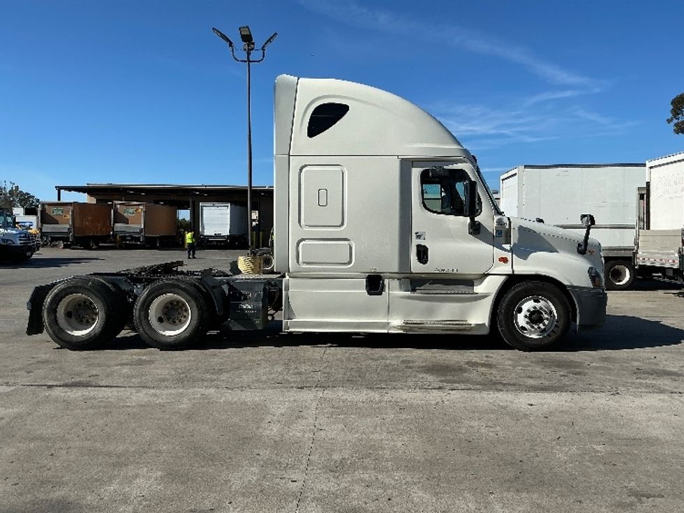 Sleeper Tractor-Heavy Duty Tractors-Freightliner-2019-Cascadia 12564ST-Fontana-CA-670,921\n\t\tmiles-$ 41,000 - Image 8