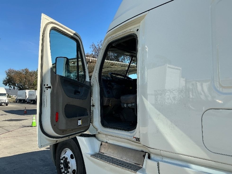 Sleeper Tractor-Heavy Duty Tractors-Freightliner-2019-Cascadia 12564ST-Fontana-CA-670,921\n\t\tmiles-$ 41,000 - Image 9