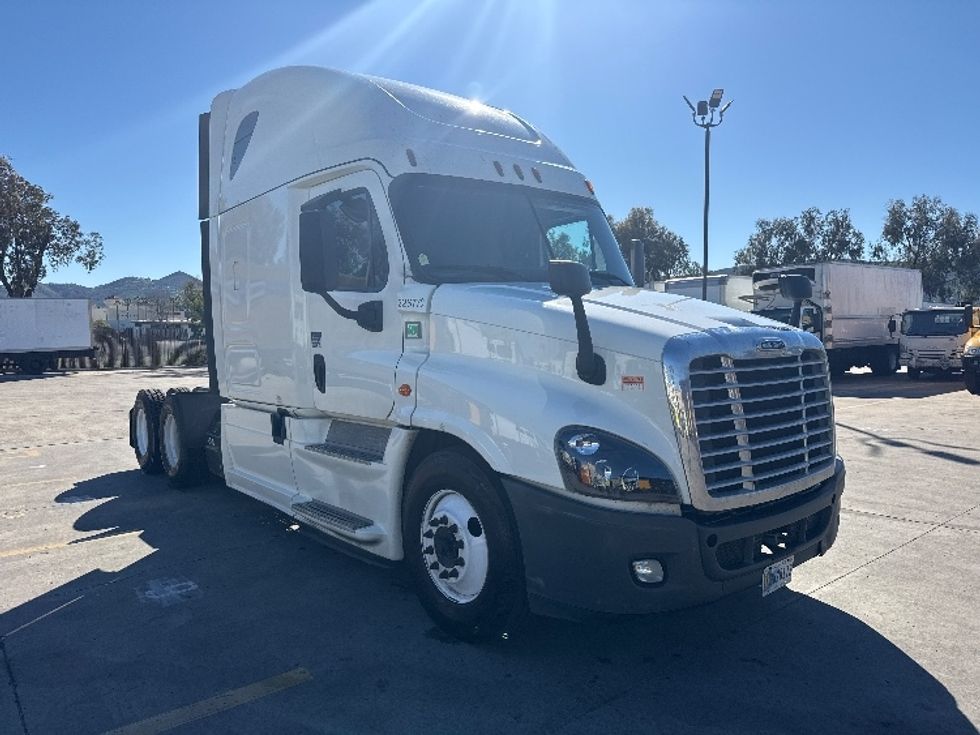 Sleeper Tractor-Heavy Duty Tractors-Freightliner-2019-Cascadia 12564ST-Fontana-CA-688,996\n\t\tmiles-$ 38,250 - Image 1