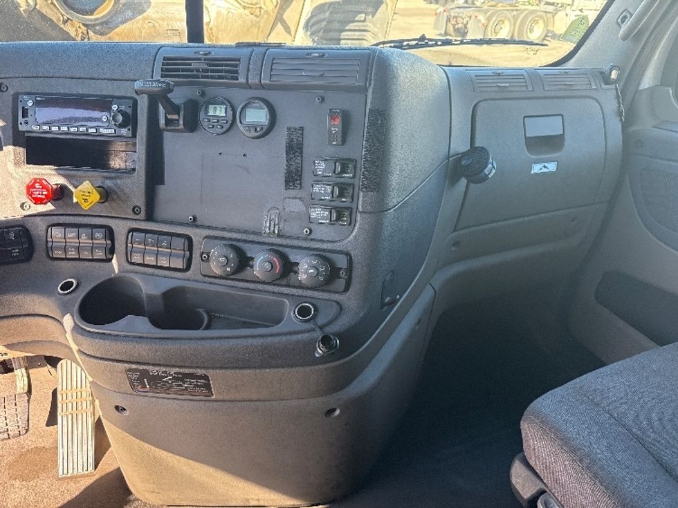 Sleeper Tractor-Heavy Duty Tractors-Freightliner-2019-Cascadia 12564ST-Fontana-CA-688,996\n\t\tmiles-$ 38,250 - Image 12