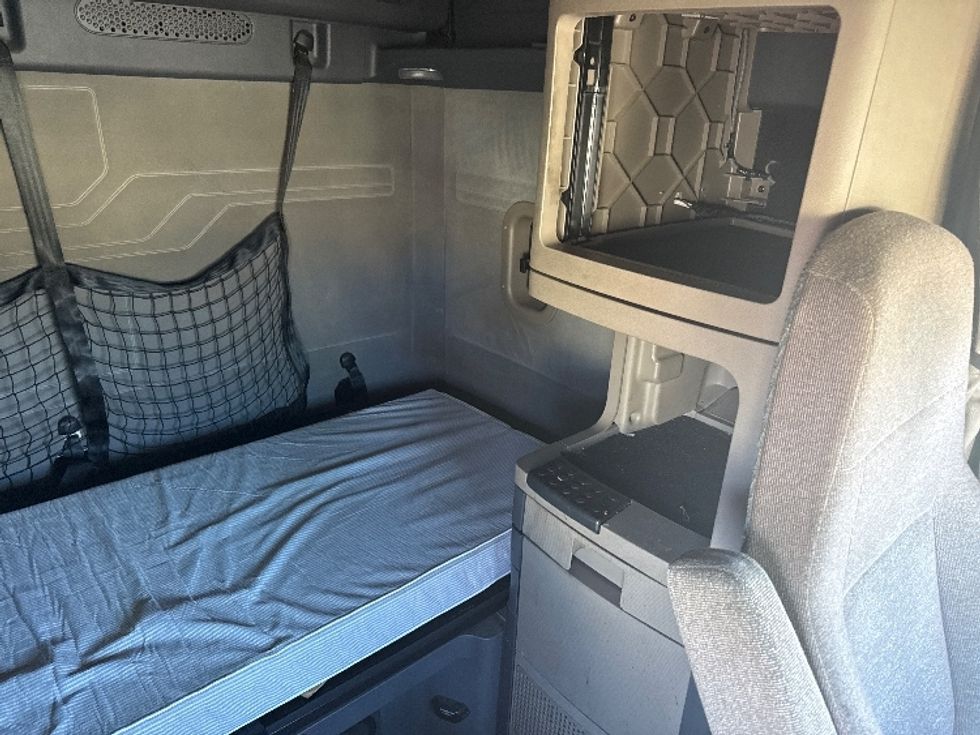Sleeper Tractor-Heavy Duty Tractors-Freightliner-2019-Cascadia 12564ST-Fontana-CA-688,996\n\t\tmiles-$ 38,250 - Image 18