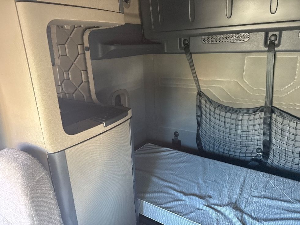 Sleeper Tractor-Heavy Duty Tractors-Freightliner-2019-Cascadia 12564ST-Fontana-CA-688,996\n\t\tmiles-$ 38,250 - Image 19