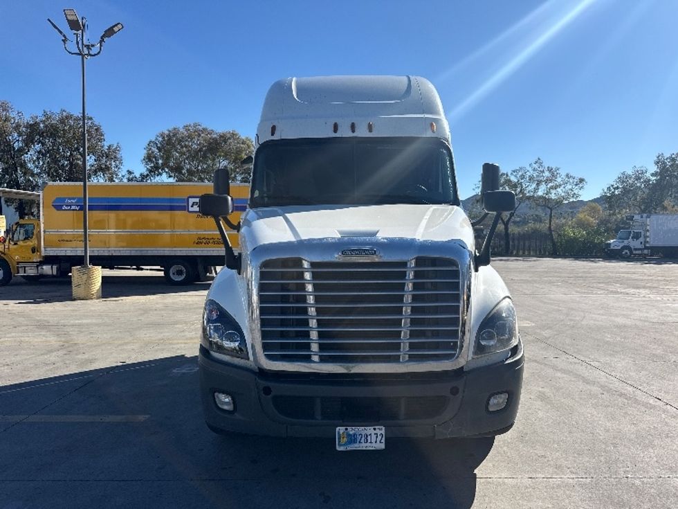 Sleeper Tractor-Heavy Duty Tractors-Freightliner-2019-Cascadia 12564ST-Fontana-CA-688,996\n\t\tmiles-$ 38,250 - Image 2