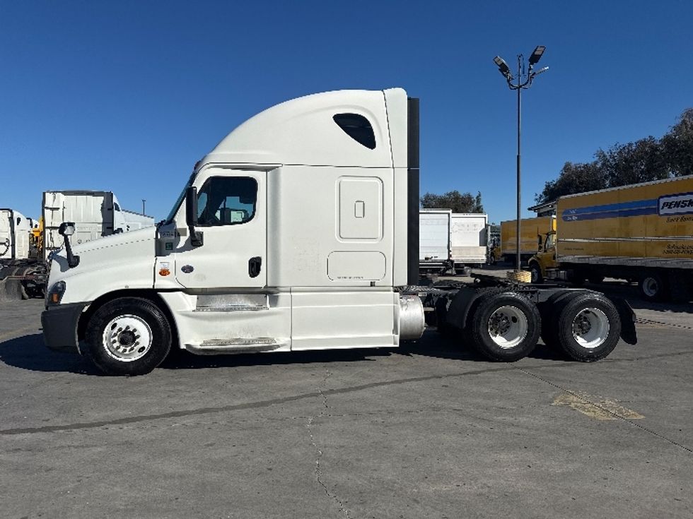 Sleeper Tractor-Heavy Duty Tractors-Freightliner-2019-Cascadia 12564ST-Fontana-CA-688,996\n\t\tmiles-$ 38,250 - Image 4