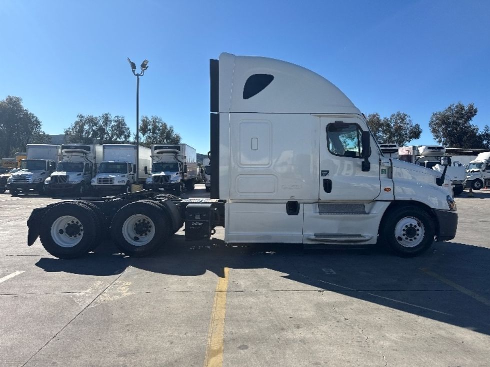 Sleeper Tractor-Heavy Duty Tractors-Freightliner-2019-Cascadia 12564ST-Fontana-CA-688,996\n\t\tmiles-$ 38,250 - Image 8