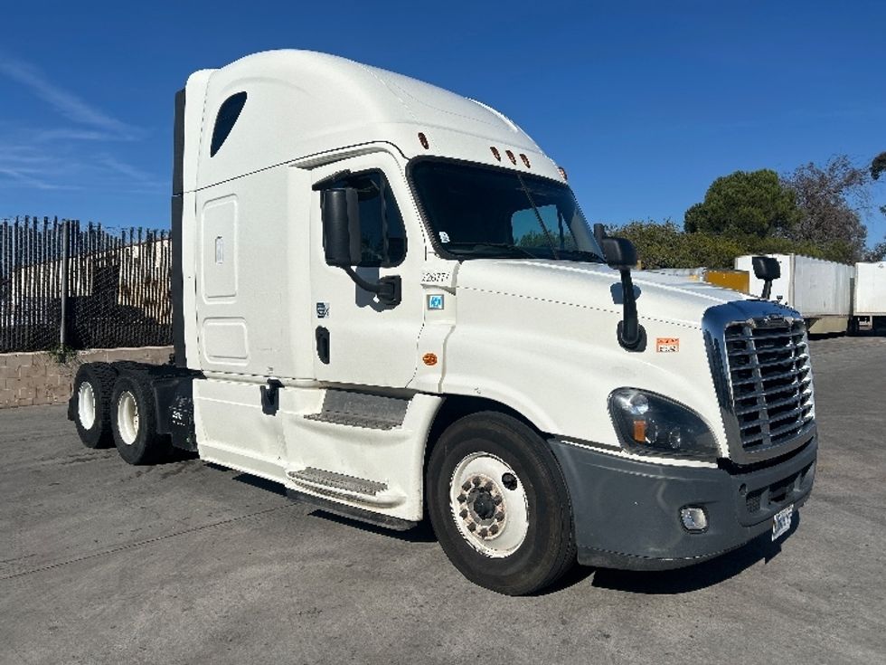 Sleeper Tractor-Heavy Duty Tractors-Freightliner-2019-Cascadia 12564ST-Fontana-CA-693,928\n\t\tmiles-$ 39,250 - Image 1