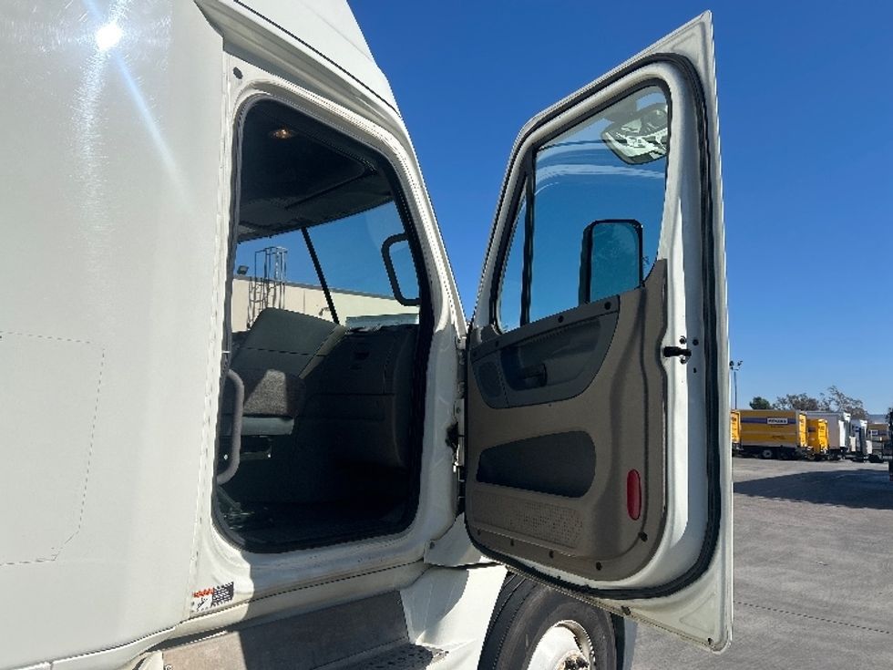 Sleeper Tractor-Heavy Duty Tractors-Freightliner-2019-Cascadia 12564ST-Fontana-CA-693,928\n\t\tmiles-$ 39,250 - Image 13
