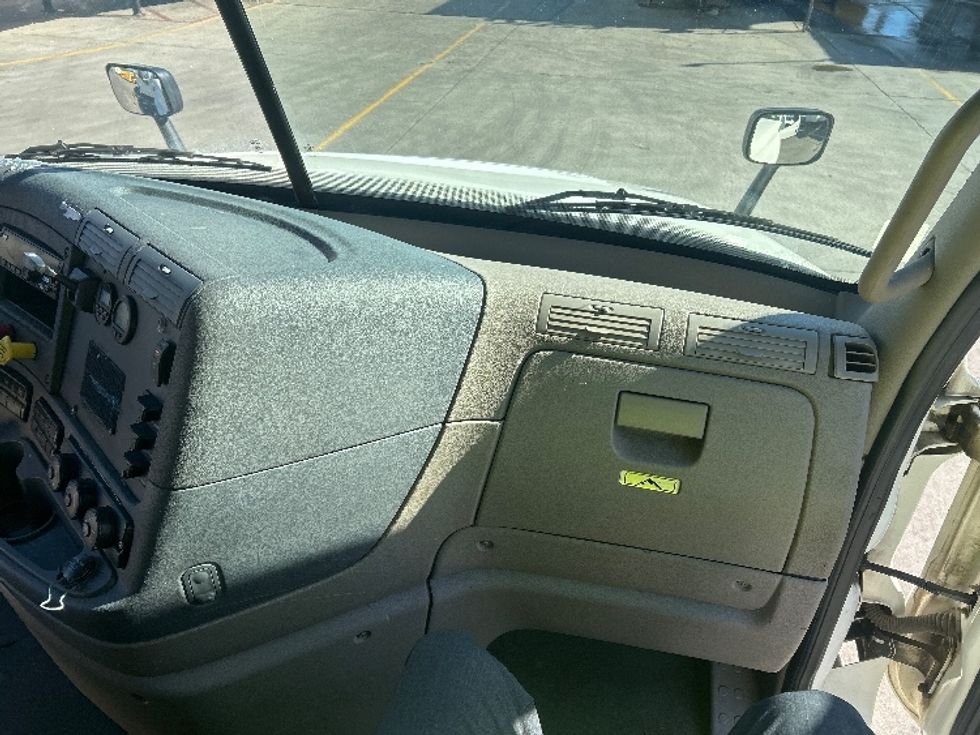 Sleeper Tractor-Heavy Duty Tractors-Freightliner-2019-Cascadia 12564ST-Fontana-CA-693,928\n\t\tmiles-$ 39,250 - Image 14