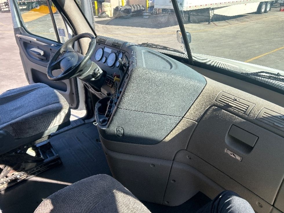 Sleeper Tractor-Heavy Duty Tractors-Freightliner-2019-Cascadia 12564ST-Fontana-CA-693,928\n\t\tmiles-$ 39,250 - Image 15