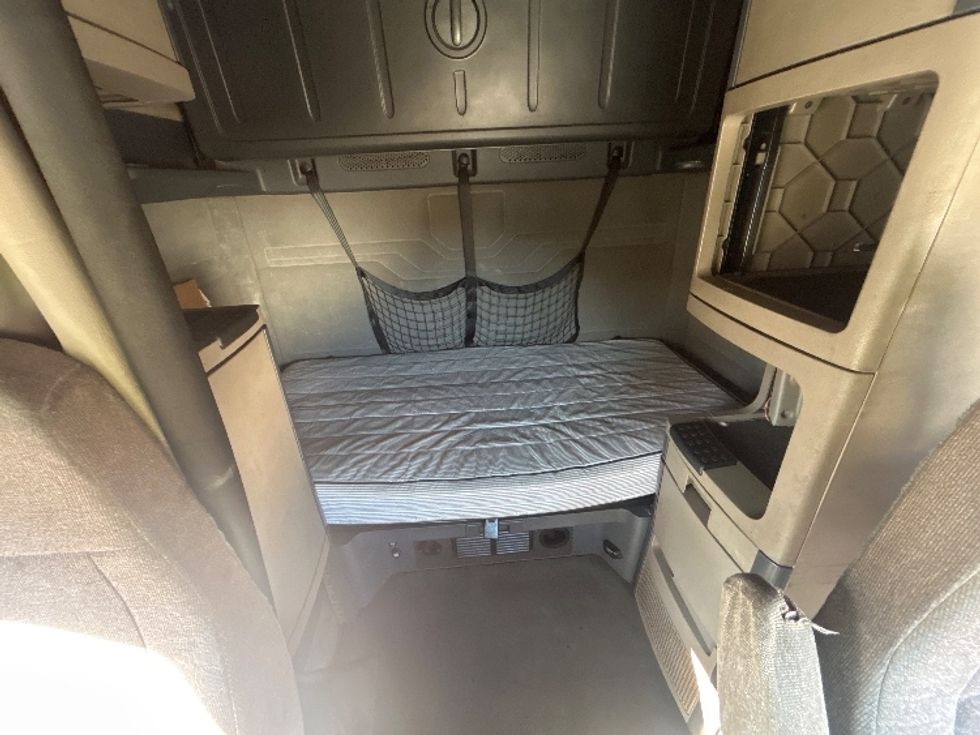 Sleeper Tractor-Heavy Duty Tractors-Freightliner-2019-Cascadia 12564ST-Fontana-CA-693,928\n\t\tmiles-$ 39,250 - Image 16