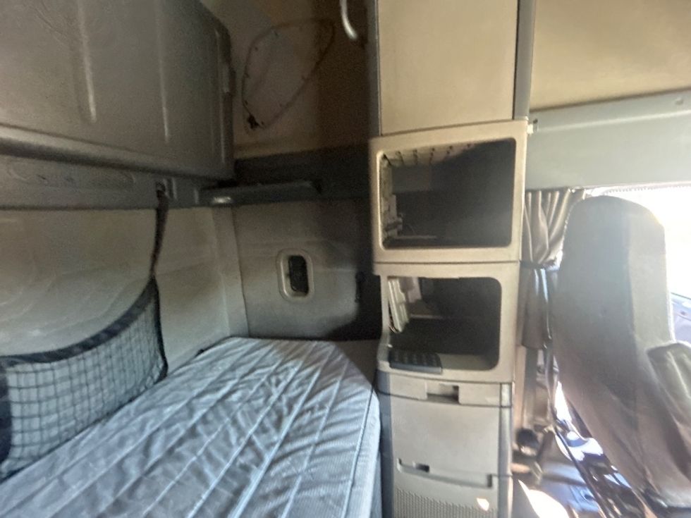 Sleeper Tractor-Heavy Duty Tractors-Freightliner-2019-Cascadia 12564ST-Fontana-CA-693,928\n\t\tmiles-$ 39,250 - Image 17