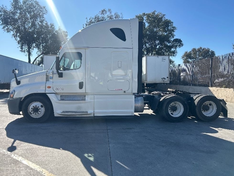 Sleeper Tractor-Heavy Duty Tractors-Freightliner-2019-Cascadia 12564ST-Fontana-CA-693,928\n\t\tmiles-$ 39,250 - Image 4