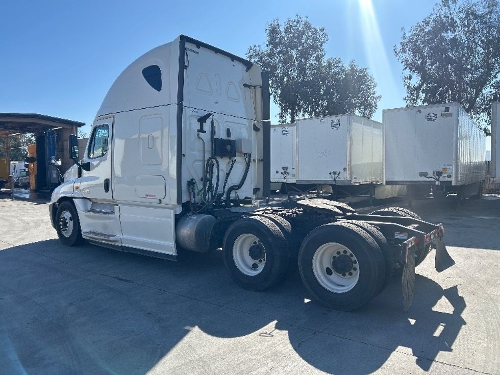 Sleeper Tractor-Heavy Duty Tractors-Freightliner-2019-Cascadia 12564ST-Fontana-CA-693,928\n\t\tmiles-$ 39,250 - Image 5
