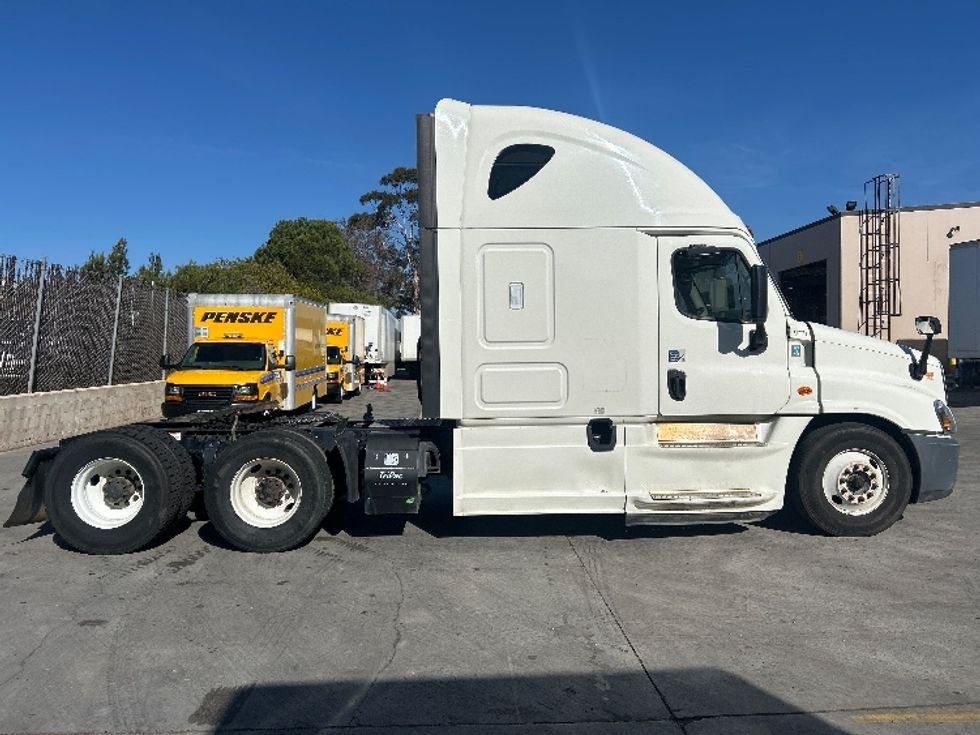 Sleeper Tractor-Heavy Duty Tractors-Freightliner-2019-Cascadia 12564ST-Fontana-CA-693,928\n\t\tmiles-$ 39,250 - Image 8