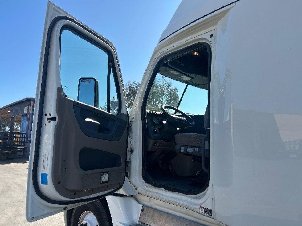 Sleeper Tractor-Heavy Duty Tractors-Freightliner-2019-Cascadia 12564ST-Fontana-CA-693,928\n\t\tmiles-$ 39,250 - Image 9