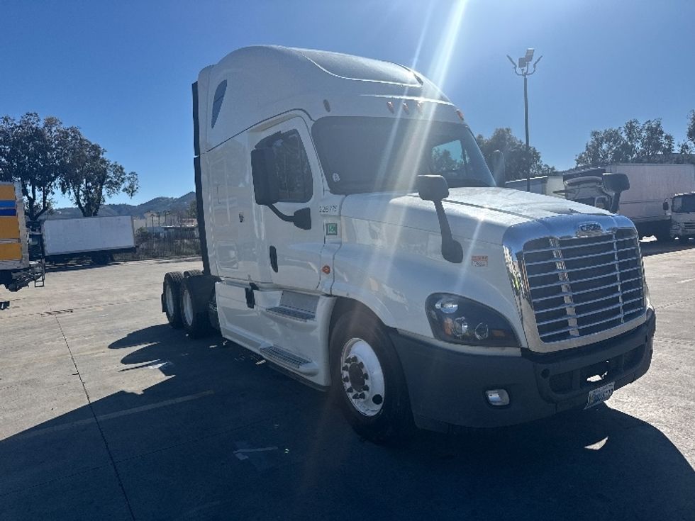 Sleeper Tractor-Heavy Duty Tractors-Freightliner-2019-Cascadia 12564ST-Fontana-CA-748,709\n\t\tmiles-$ 33,000 - Image 1