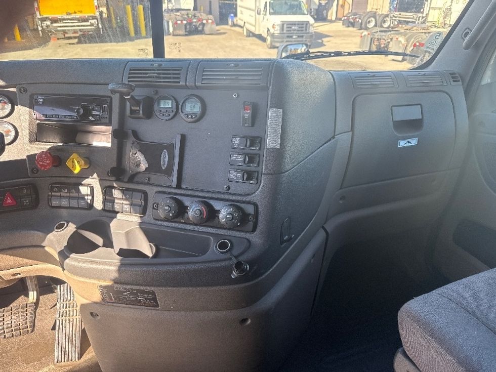 Sleeper Tractor-Heavy Duty Tractors-Freightliner-2019-Cascadia 12564ST-Fontana-CA-748,709\n\t\tmiles-$ 33,000 - Image 12