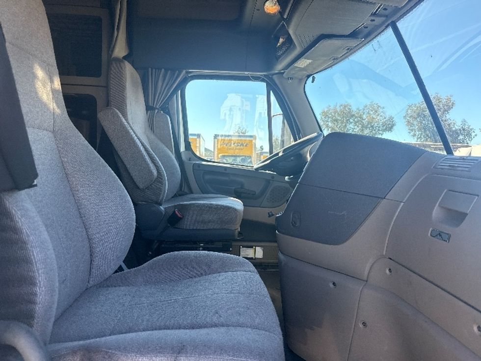 Sleeper Tractor-Heavy Duty Tractors-Freightliner-2019-Cascadia 12564ST-Fontana-CA-748,709\n\t\tmiles-$ 33,000 - Image 13