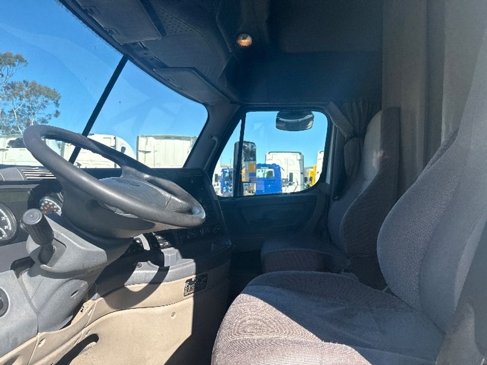 Sleeper Tractor-Heavy Duty Tractors-Freightliner-2019-Cascadia 12564ST-Fontana-CA-748,709\n\t\tmiles-$ 33,000 - Image 9