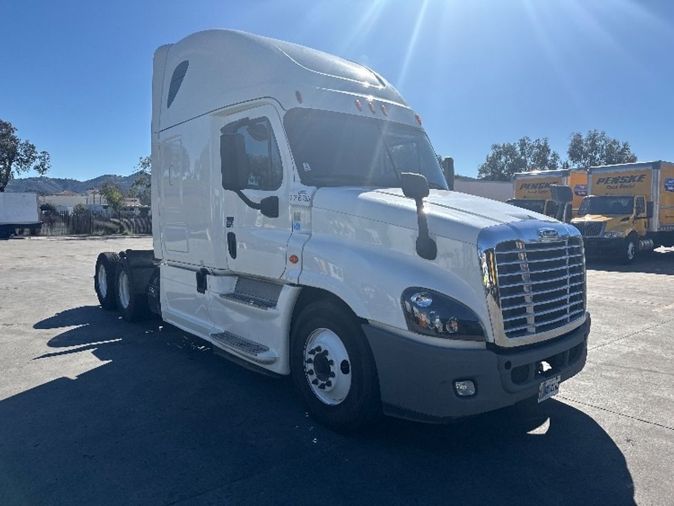 Sleeper Tractor-Heavy Duty Tractors-Freightliner-2019-Cascadia 12564ST-Fontana-CA-768,084\n\t\tmiles-$ 31,750 - Image 1