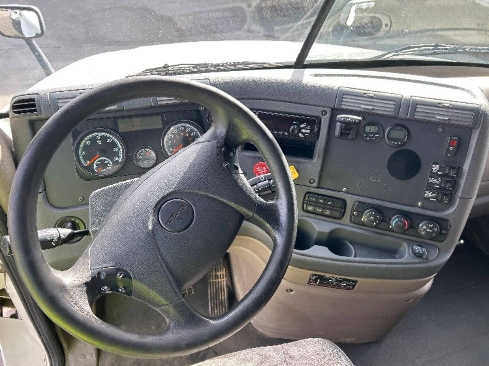 Sleeper Tractor-Heavy Duty Tractors-Freightliner-2019-Cascadia 12564ST-Fontana-CA-768,084\n\t\tmiles-$ 31,750 - Image 11