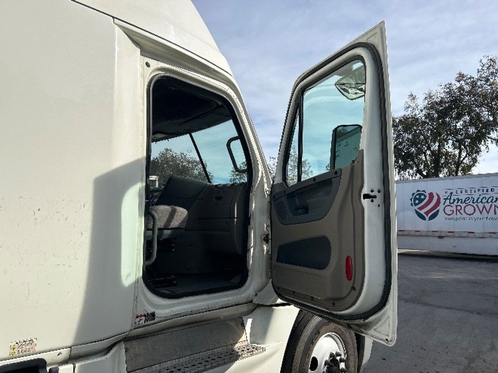 Sleeper Tractor-Heavy Duty Tractors-Freightliner-2019-Cascadia 12564ST-Fontana-CA-768,084\n\t\tmiles-$ 31,750 - Image 13
