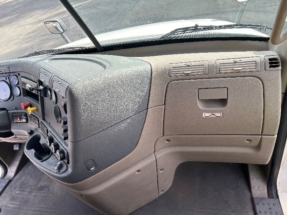 Sleeper Tractor-Heavy Duty Tractors-Freightliner-2019-Cascadia 12564ST-Fontana-CA-768,084\n\t\tmiles-$ 31,750 - Image 14