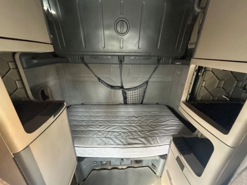 Sleeper Tractor-Heavy Duty Tractors-Freightliner-2019-Cascadia 12564ST-Fontana-CA-768,084\n\t\tmiles-$ 31,750 - Image 16