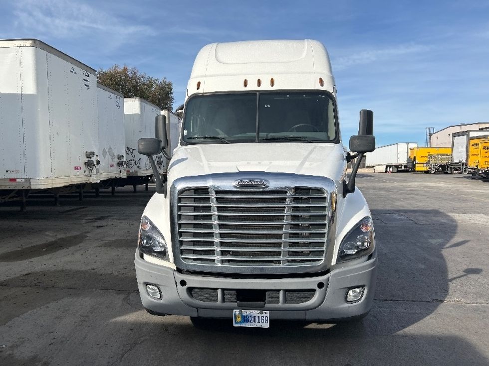 Sleeper Tractor-Heavy Duty Tractors-Freightliner-2019-Cascadia 12564ST-Fontana-CA-768,084\n\t\tmiles-$ 31,750 - Image 2